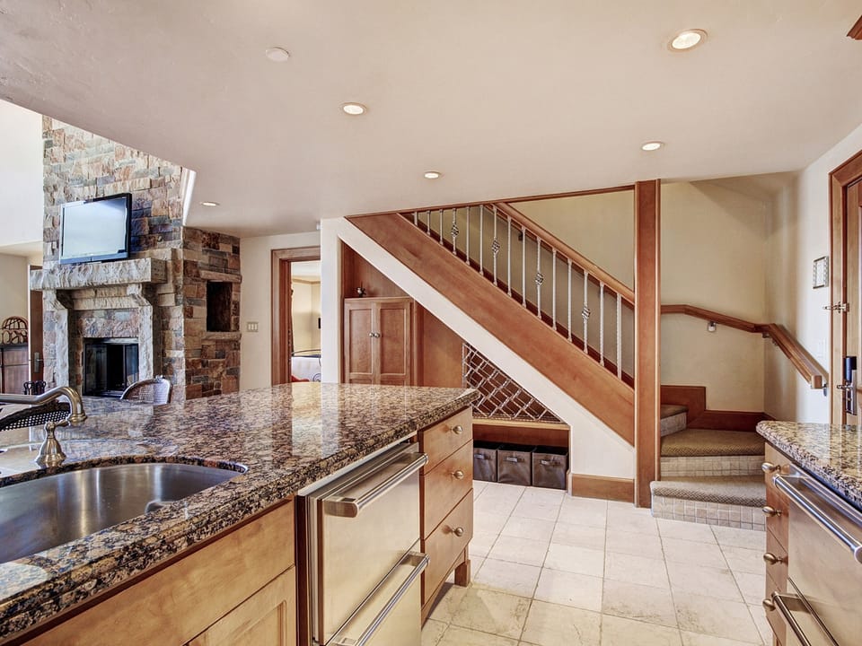 2 BR Condo at The Lodge at Vail View of Gore Range Save 20% on 7+ Nights! Apartment in Vail