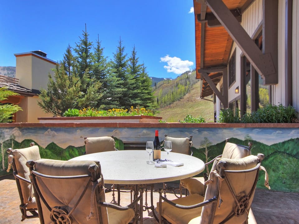 3 BR Condo at The Lodge at Vail w/ Pool, Hot Tub Save 20% on 7+ Nights! Apartment in Vail