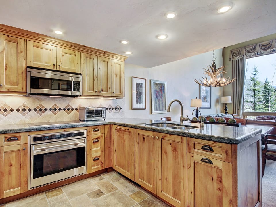 3 BR Condo at The Lodge at Vail w/ Pool, Hot Tub Save 20% on 7+ Nights! Apartment in Vail