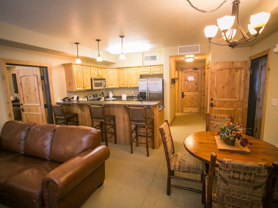Silverado Lodge with Fireplaces and Pool Views Save 20% on 7+ Nights! Apartment in Wasatch County