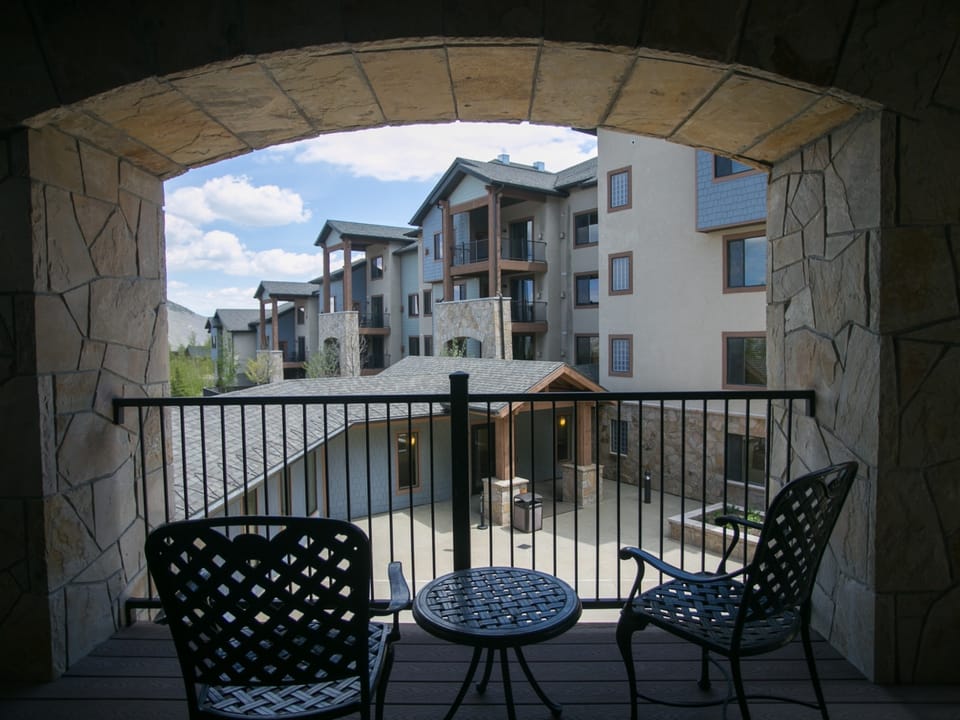 Silverado Lodge with Fireplaces and Pool Views Save 20% on 7+ Nights! Apartment in Wasatch County