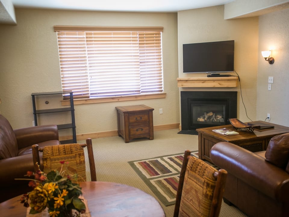 Silverado Lodge with Fireplaces and Pool Views Save 20% on 7+ Nights! Apartment in Wasatch County