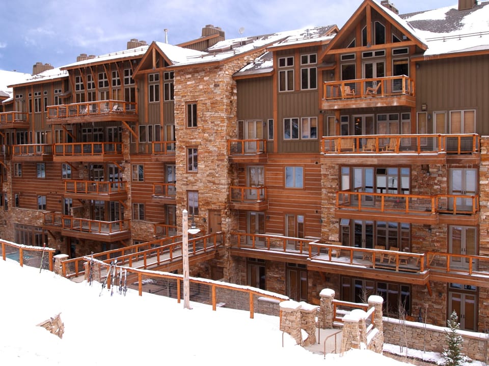 Luxury 3Br Ski In-Out Condo/Firepit, pool, sauna Apartment in Keystone