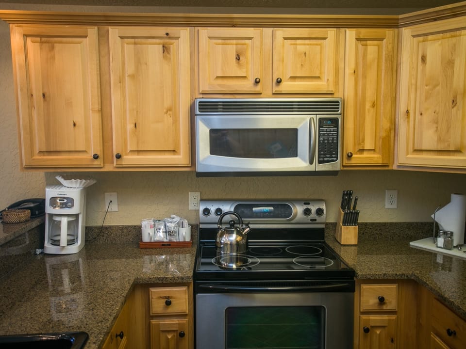 Silverado Lodge Rustic Condo with Private Balcony Save 20% on 7+ Nights! Apartment in Wasatch County
