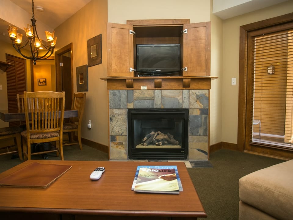 Sundial Lodge Condo Steps from Red Pine Gondola Save 20% on 7+ Nights! Apartment in Wasatch County