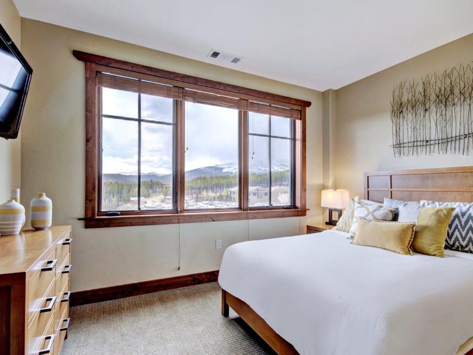Condo at Base of Peak 8, Steps from Winter Activities Apartment in Breckenridge