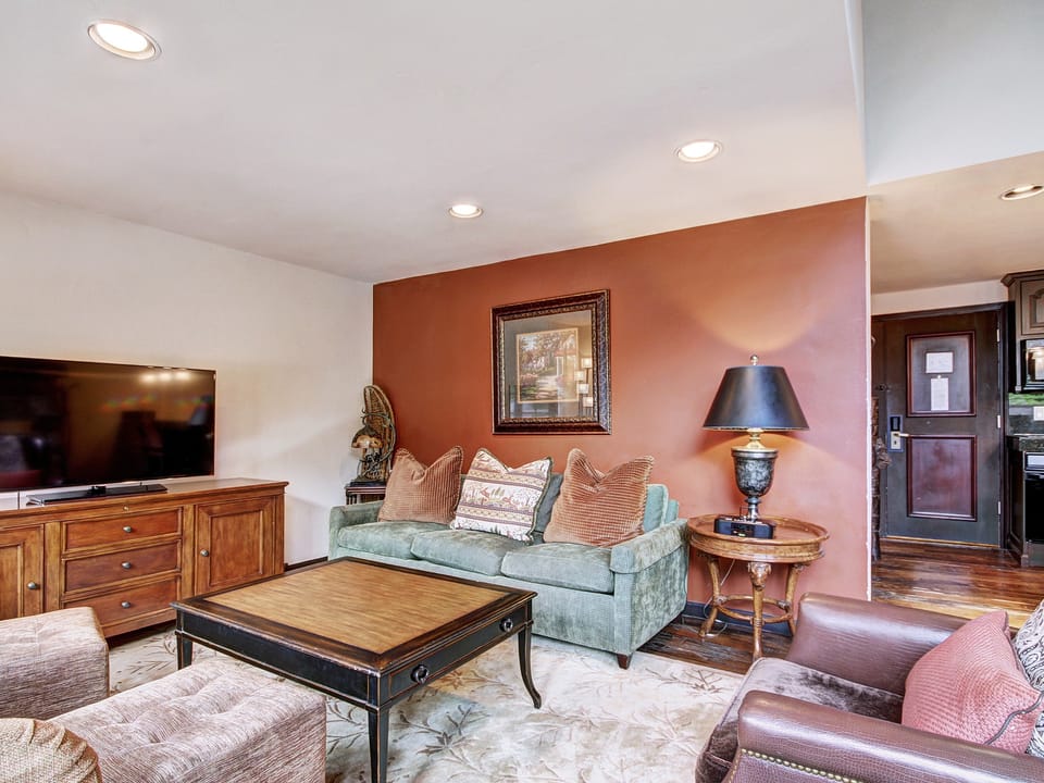Rustic Mountain View 2Bedroom Condo- Lodge at Vail Save 20% on 7+ Nights! Apartment in Vail