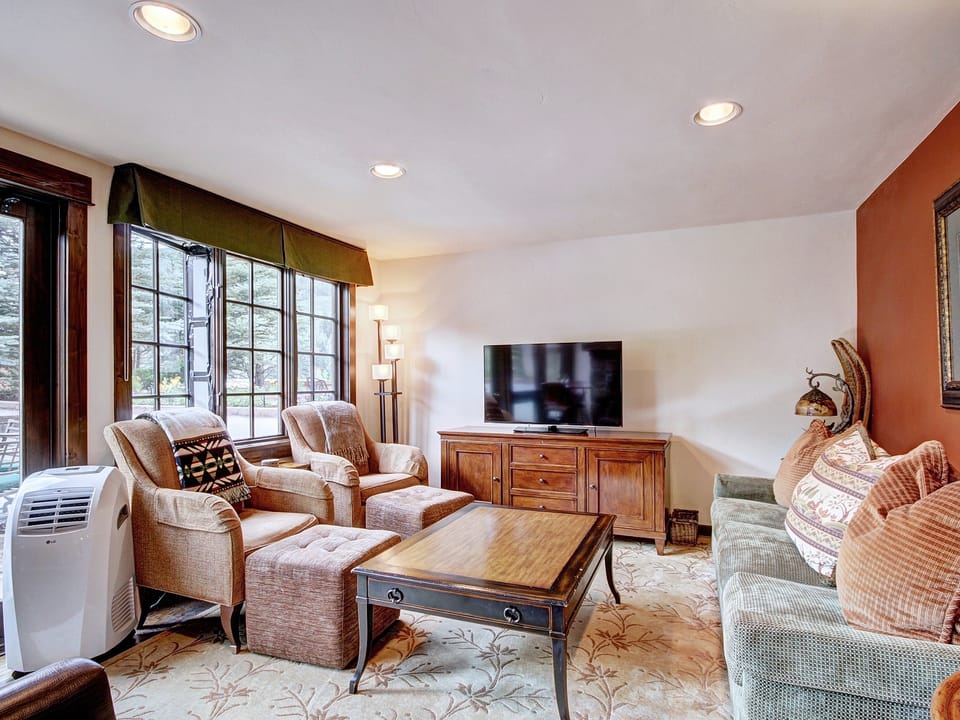 Rustic Mountain View 2Bedroom Condo- Lodge at Vail Save 20% on 7+ Nights! Apartment in Vail