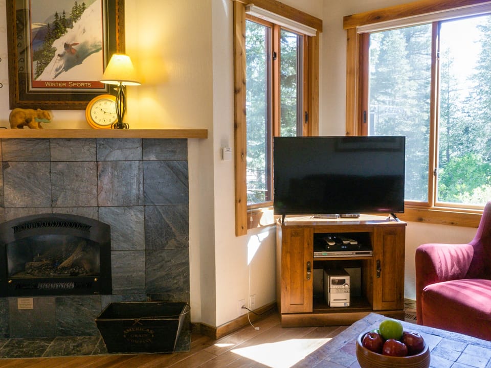 Overwhelming Charm, Overlooking the Village- 2Br 2Ba Hotel in Northstar Drive