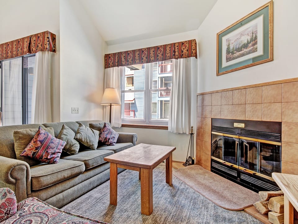 Steps to Mountain & Main St- Studio Loft Apartment in Breckenridge