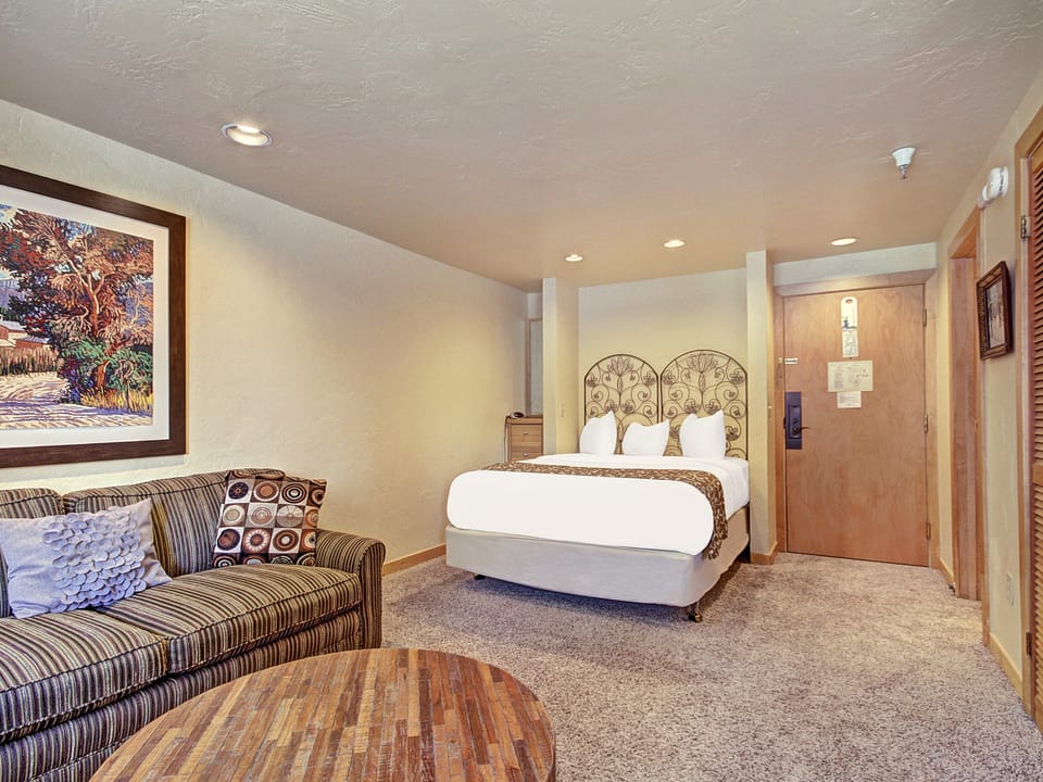 Stay Slopeside at Peak 9, Cozy Studio Steps to Apres& Dining Apartment in Breckenridge