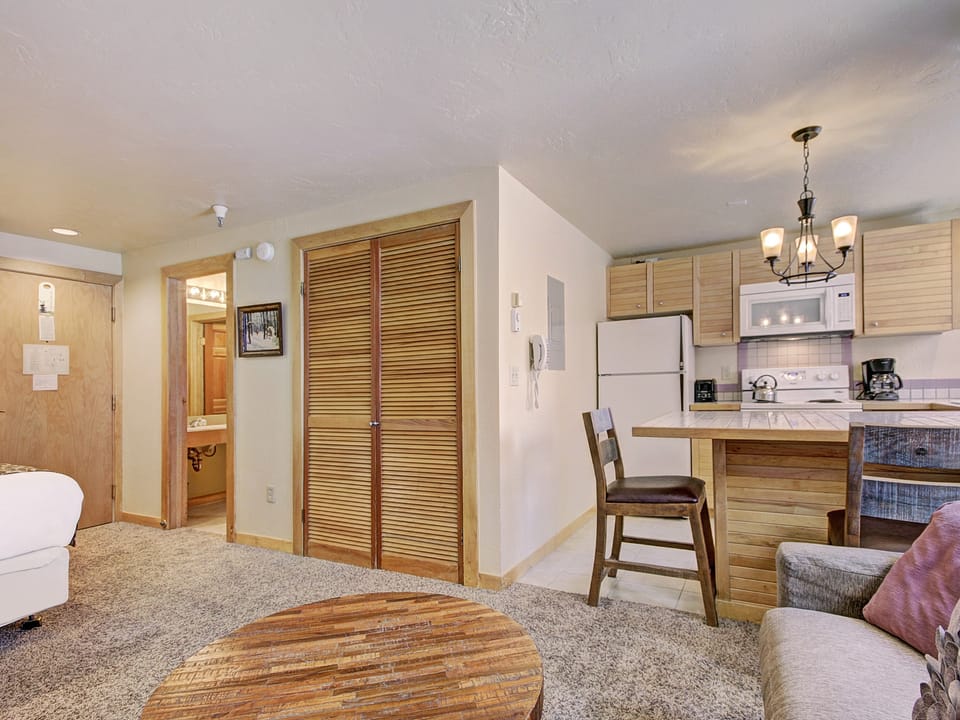 Stay Slopeside at Peak 9, Cozy Studio Steps to Apres& Dining Apartment in Breckenridge