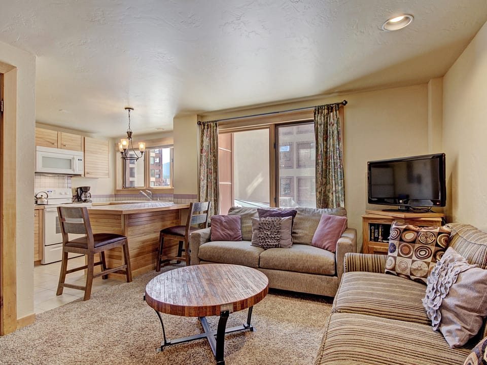 Stay Slopeside at Peak 9, Cozy Studio Steps to Apres& Dining Apartment in Breckenridge