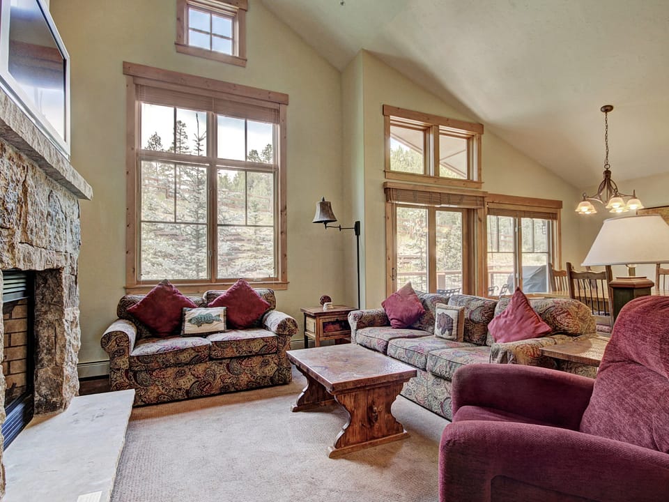Soaring Ceilings + Mins to Gondola/Apres-Ski - 2Br Sleeps 6 Townhouse in Breckenridge