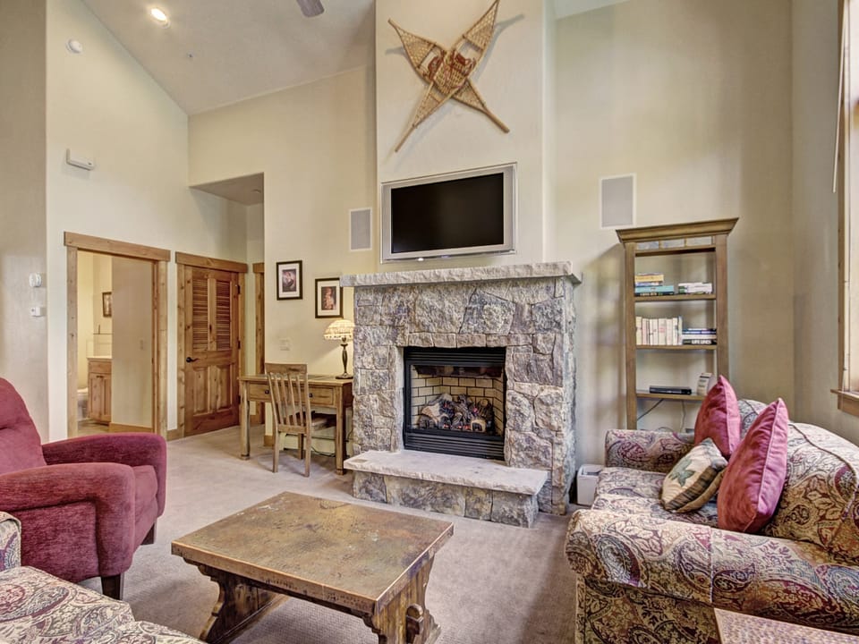 Soaring Ceilings + Mins to Gondola/Apres-Ski - 2Br Sleeps 6 Townhouse in Breckenridge