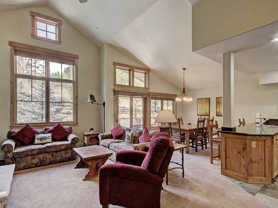 Soaring Ceilings + Mins to Gondola/Apres-Ski - 2Br Sleeps 6 Townhouse in Breckenridge