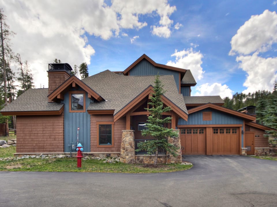 Cosmopolitan Decor + Spacious 3Br in Downtown Breck Sleeps 8 Townhouse in Breckenridge