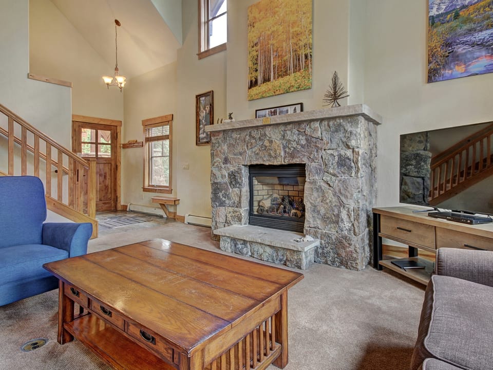 Cosmopolitan Decor + Spacious 3Br in Downtown Breck Sleeps 8 Townhouse in Breckenridge