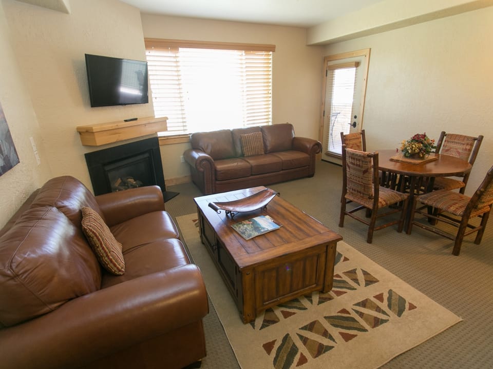 Massive Condo with Views and Rustic Furnishings Save 20% on 7+ Nights! Apartment in Wasatch County