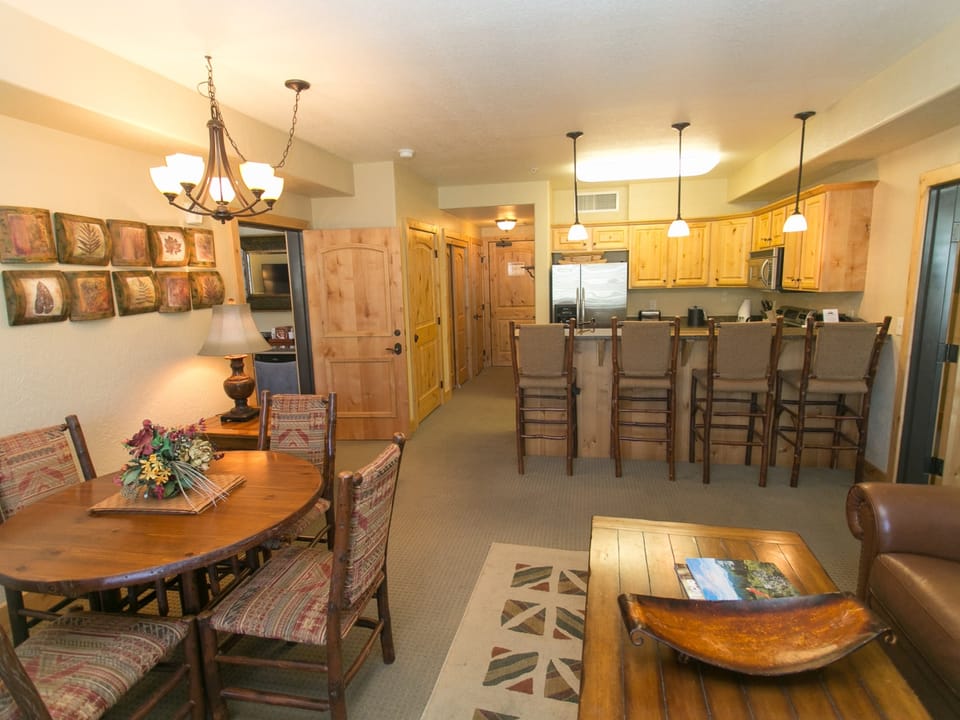 Massive Condo with Views and Rustic Furnishings Save 20% on 7+ Nights! Apartment in Wasatch County