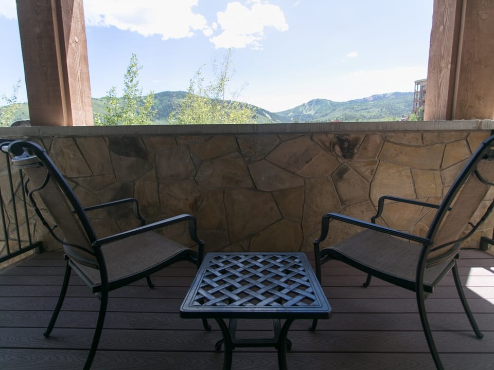 Massive Condo with Views and Rustic Furnishings Save 20% on 7+ Nights! Apartment in Wasatch County