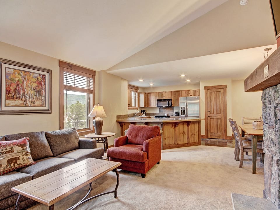 2Br w/ Deck + Alpine Views Sleeps 6 - Ski-in Access Apartment in Breckenridge