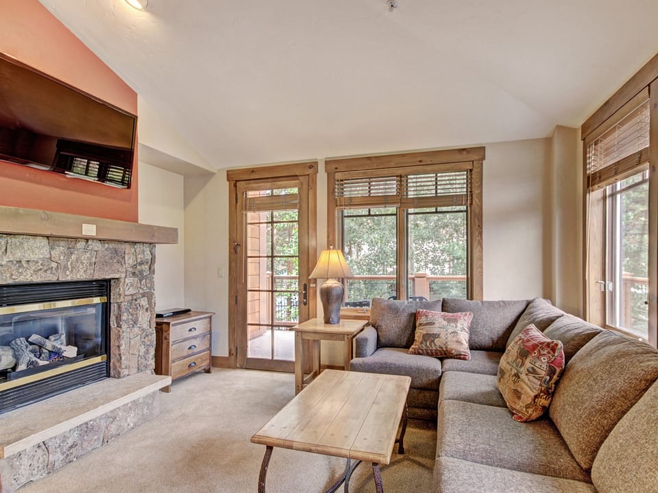 2Br w/ Deck + Alpine Views Sleeps 6 - Ski-in Access Apartment in Breckenridge