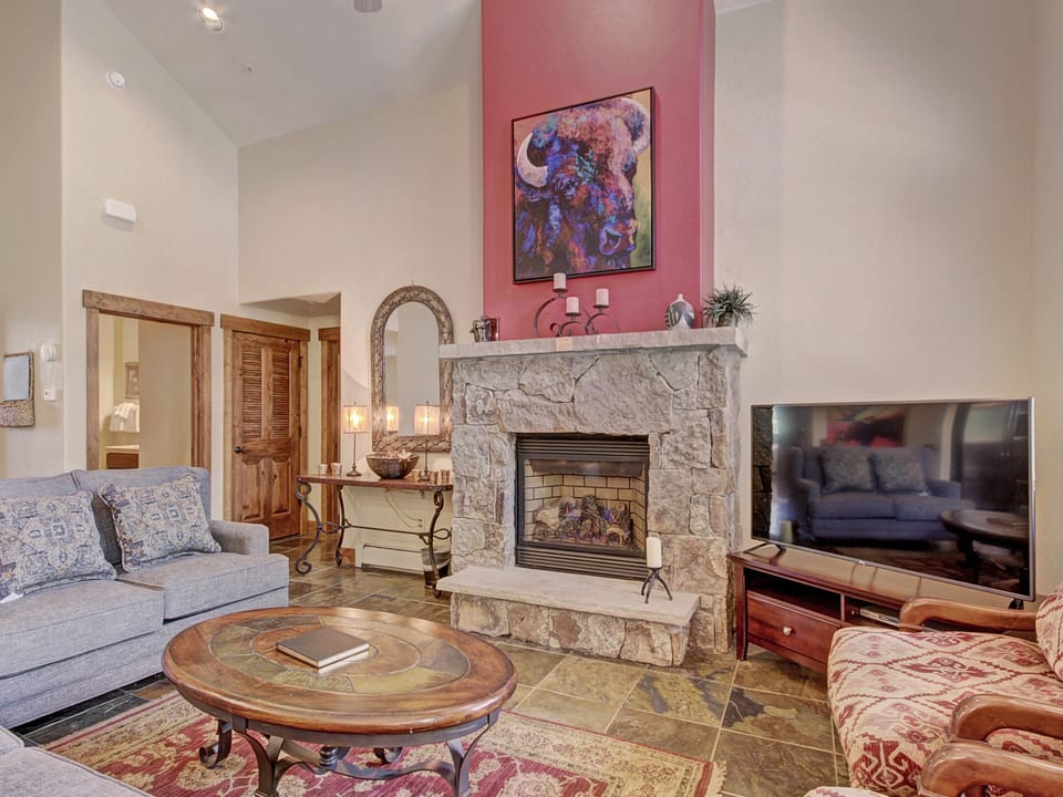 2Br 2Ba Winter Retreat Walk to Historic Downtown + Gondola Townhouse in Breckenridge