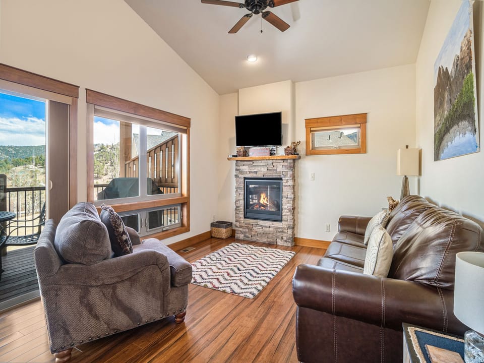 Coyote Ridge - Bright, open living space with queen sleeper sofa and oversized chair. Fireplace and flat screen TV