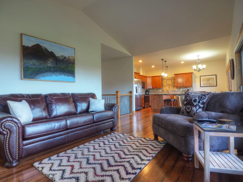 Coyote Ridge - Enter Mountain elegance in living area on main level