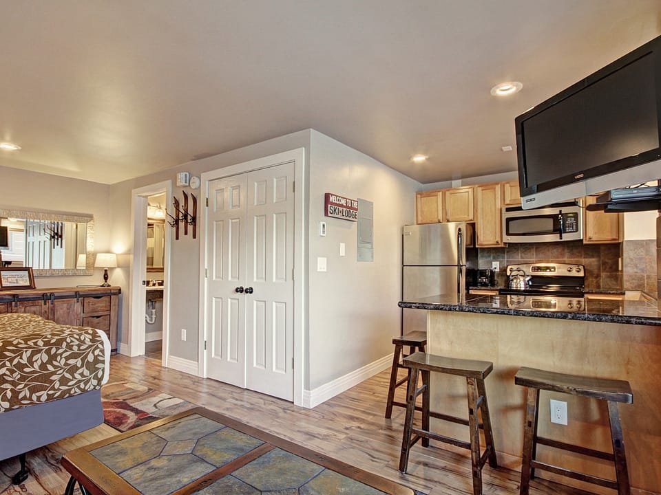 Winter Ski-in/out Studio Sleeps 4, Steps to Historic Main St Apartment in Breckenridge