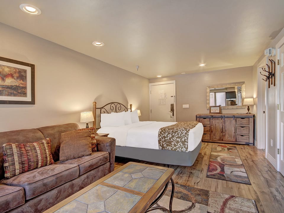 Winter Ski-in/out Studio Sleeps 4, Steps to Historic Main St Apartment in Breckenridge