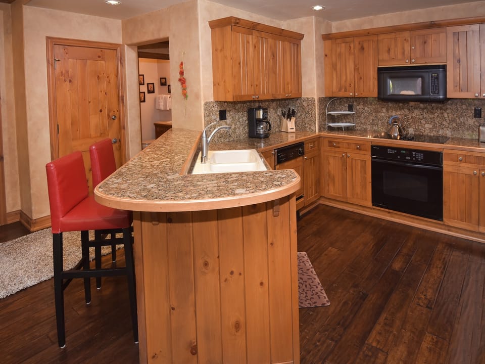 Ski in/out Lodge with Private Lifts, 2BR 2BA next to Village Apartment in Beaver Creek
