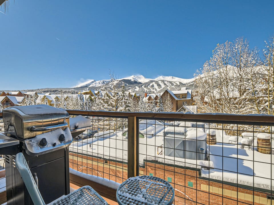 Remarkable ski area views, and the lifts are just a 5 minute walk away!