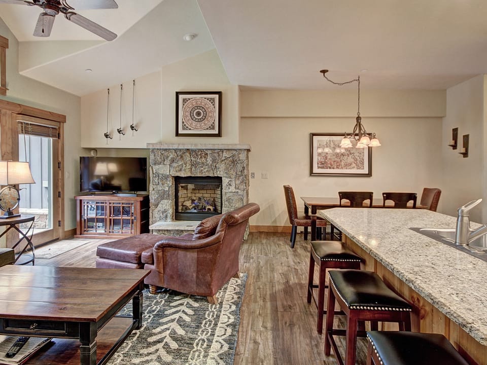 Ski-in 2Br Townhouse w/Luxe Decor Steps to Winter Activities Townhouse in Breckenridge