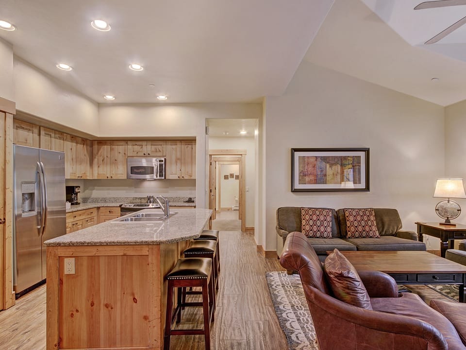 Ski-in 2Br Townhouse w/Luxe Decor Steps to Winter Activities Townhouse in Breckenridge