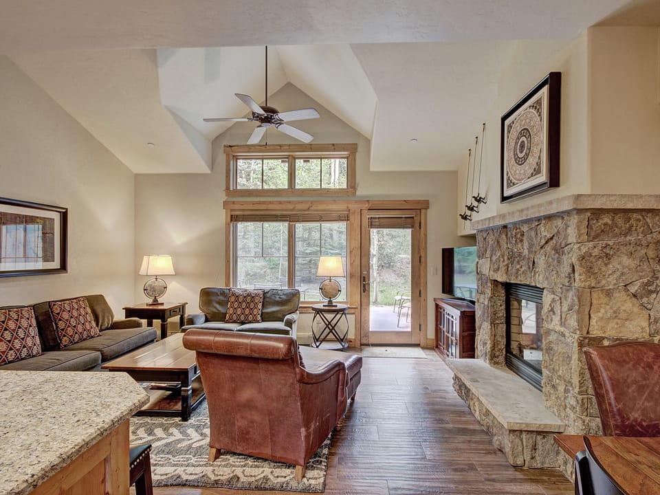 Ski-in 2Br Townhouse w/Luxe Decor Steps to Winter Activities Townhouse in Breckenridge