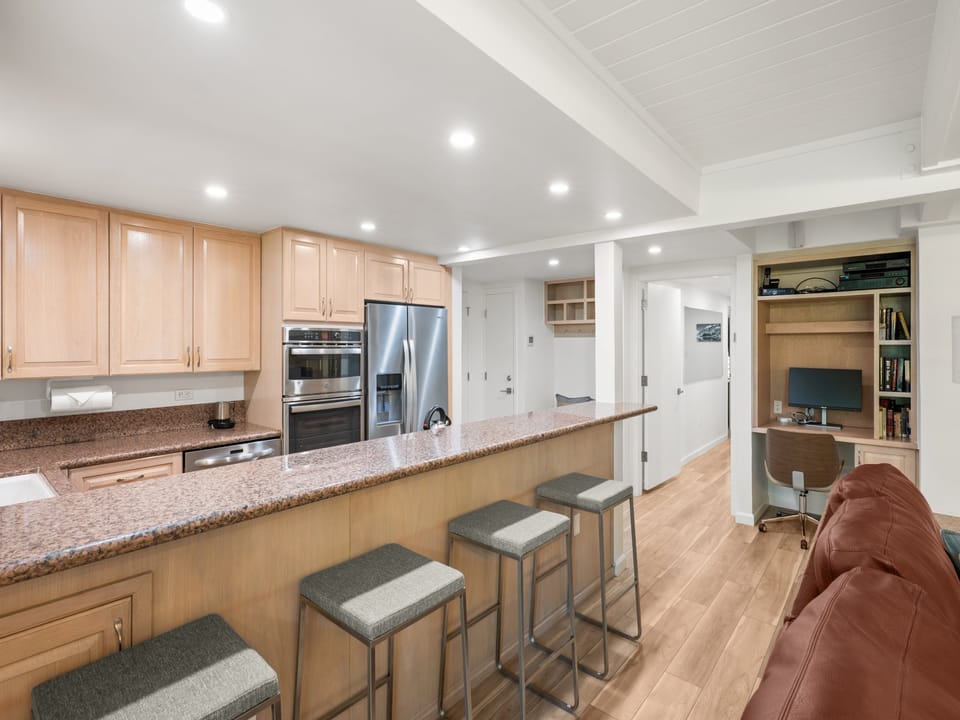 Kitchen & Breakfast Bar