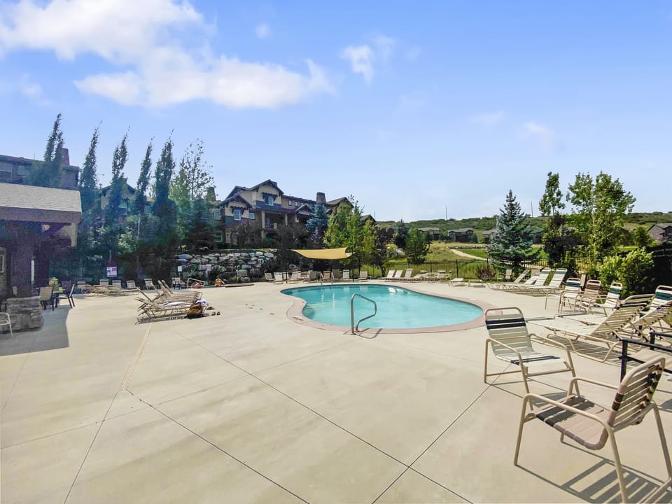 Summer seasonal pool/hottub
