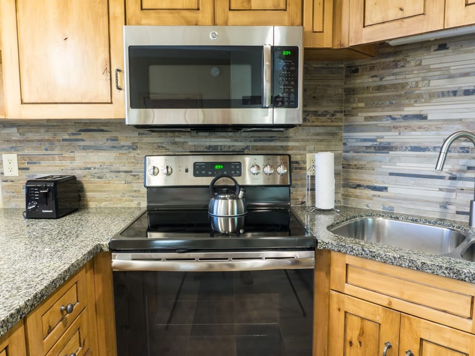 Newly updated in Canyons Village Next to Slopes Save 20% on 7+ Nights! Apartment in Wasatch County