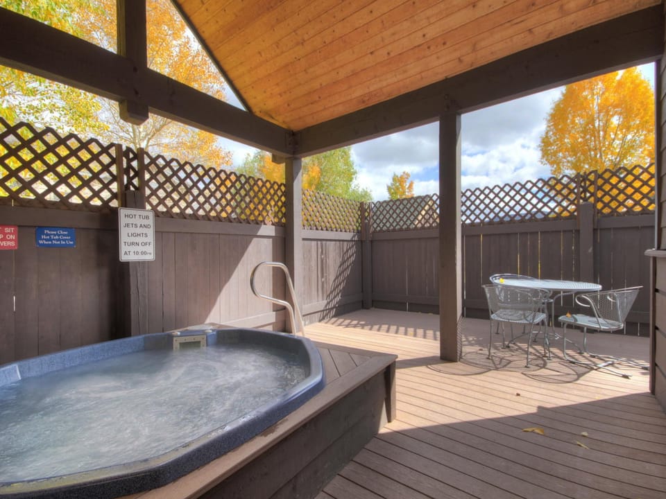 Tarn Landing Hot Tub