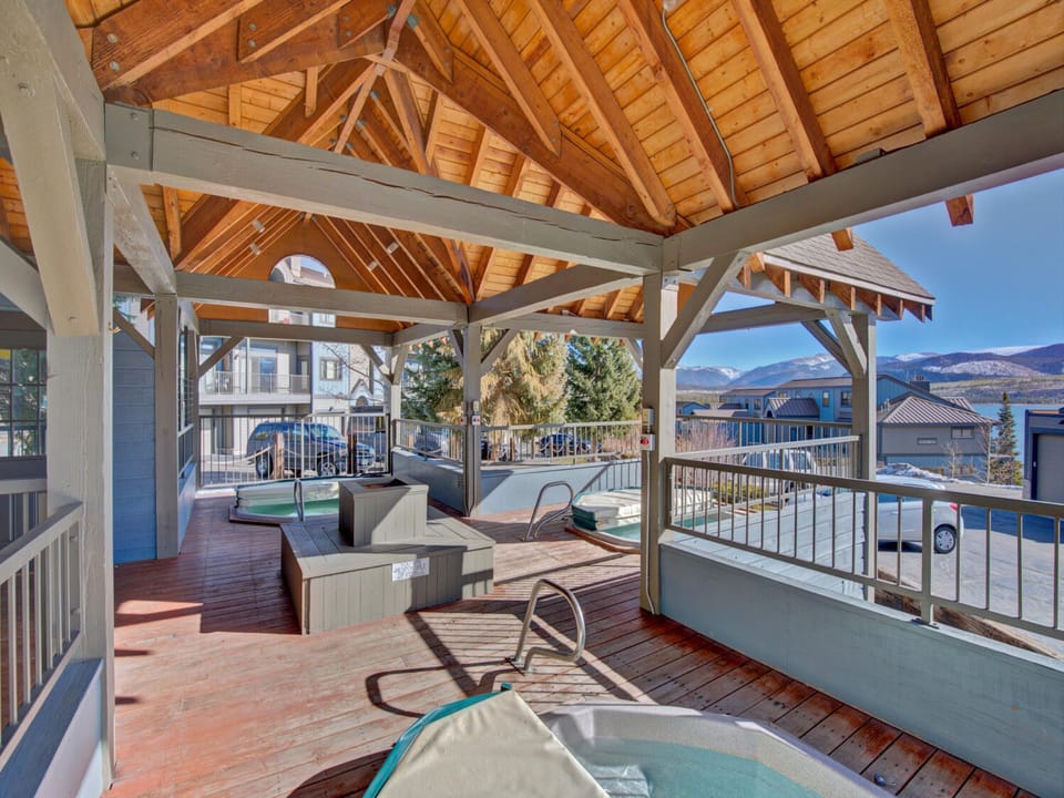 Lake Forest Common Hot Tubs