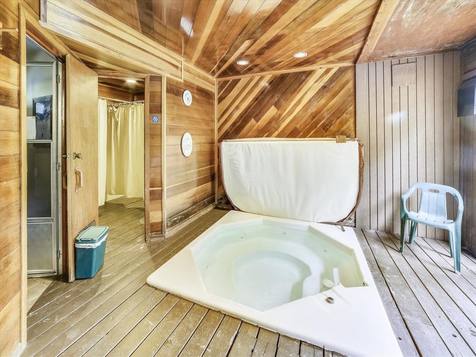 Windwood Common Hot Tub