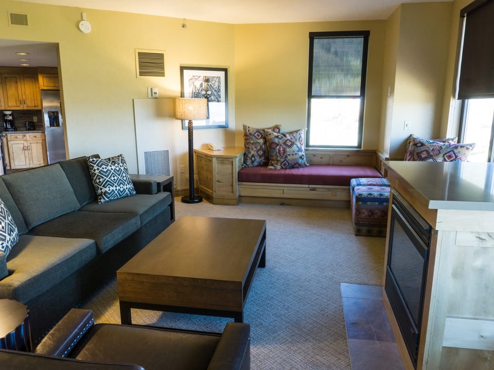 Deluxe condo in newly remodeled Grand Summit Hotel Save 20% on 7+ Nights! Apartment in Wasatch County