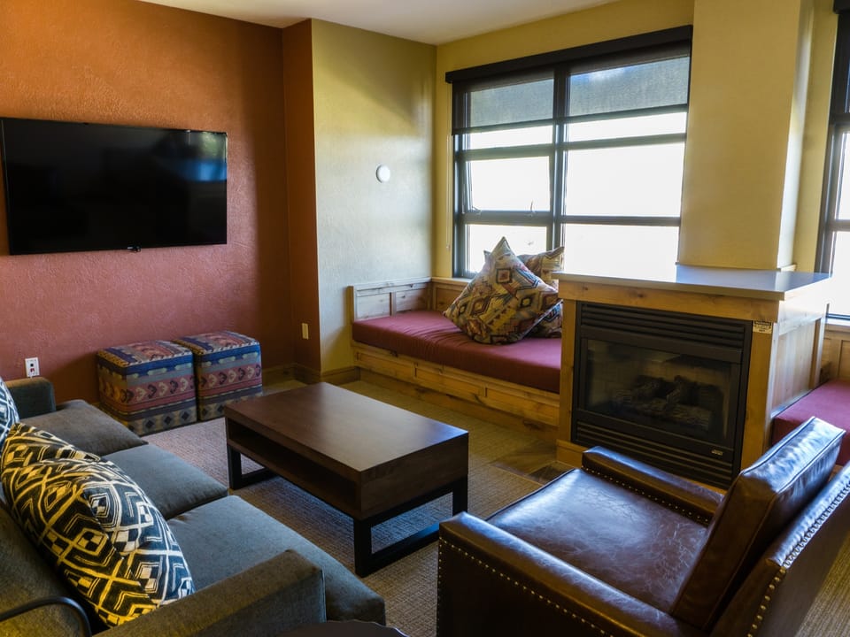 Come Golf or Ski in/out at this best location Save 20% on 7+ Nights! Apartment in Wasatch County