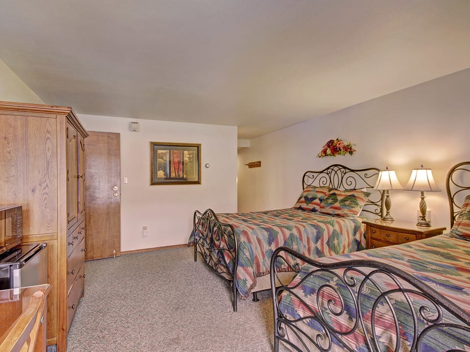 Hotel room with 2 queen beds