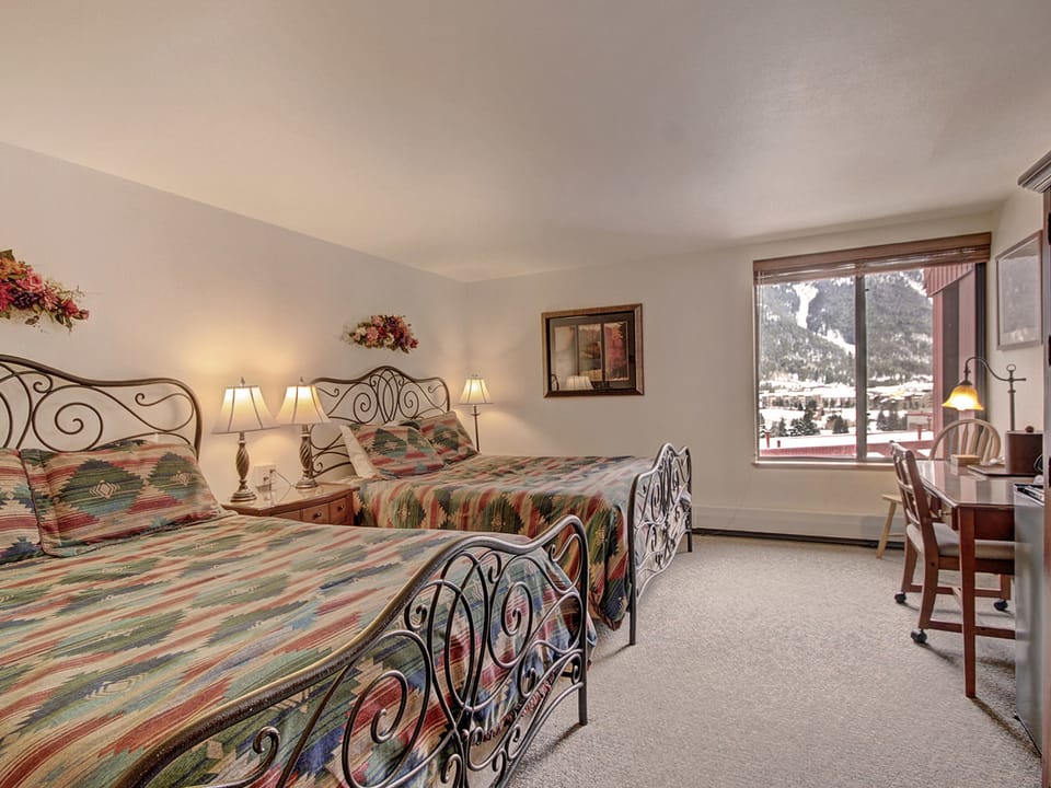 Hotel room with 2 queen beds