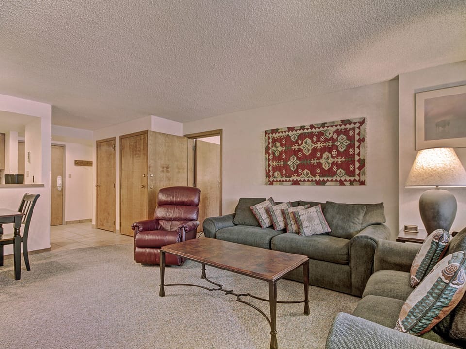 Cozy living room, queen sleeper sofa