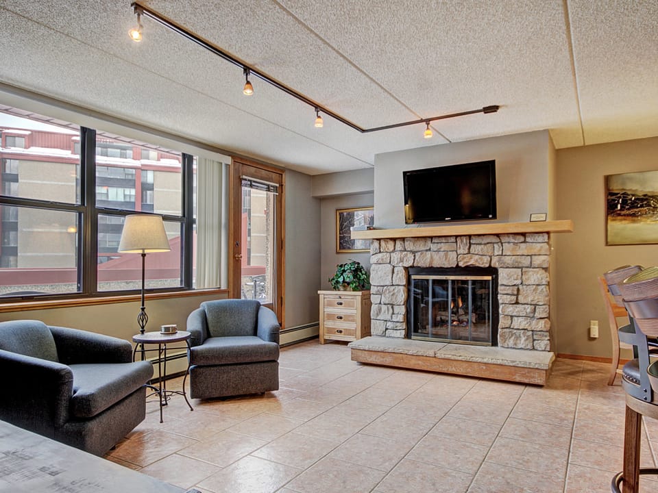 Spacious Condo in the Heart of Center Village - Pet Friendly - VS367 Apartment in Copper Mountain