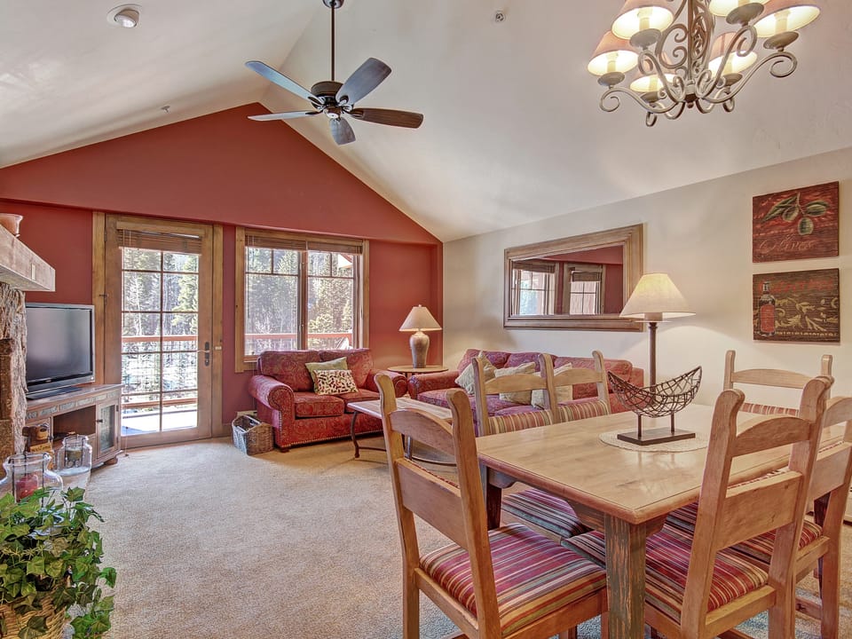 Bright + Scenic 2Br - 7ppl Steps to Ski Lifts + Main Street Apartment in Breckenridge
